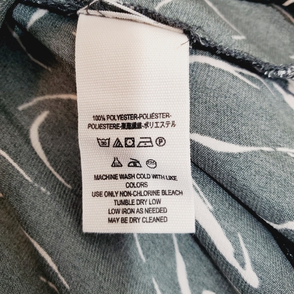 Free People Pleated Sillouette Top with V-neck Front and back - Tie-back Neck - Picture 6 of 7